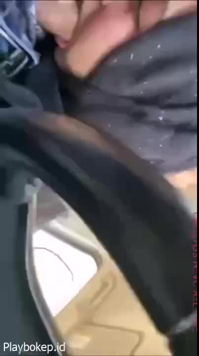 kelakuan ukhti di mobil kalo ga tangan ya mulut